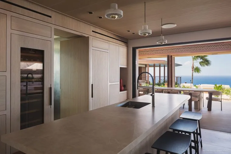 Open kitchen with an island and large-format worktop, facing the sea