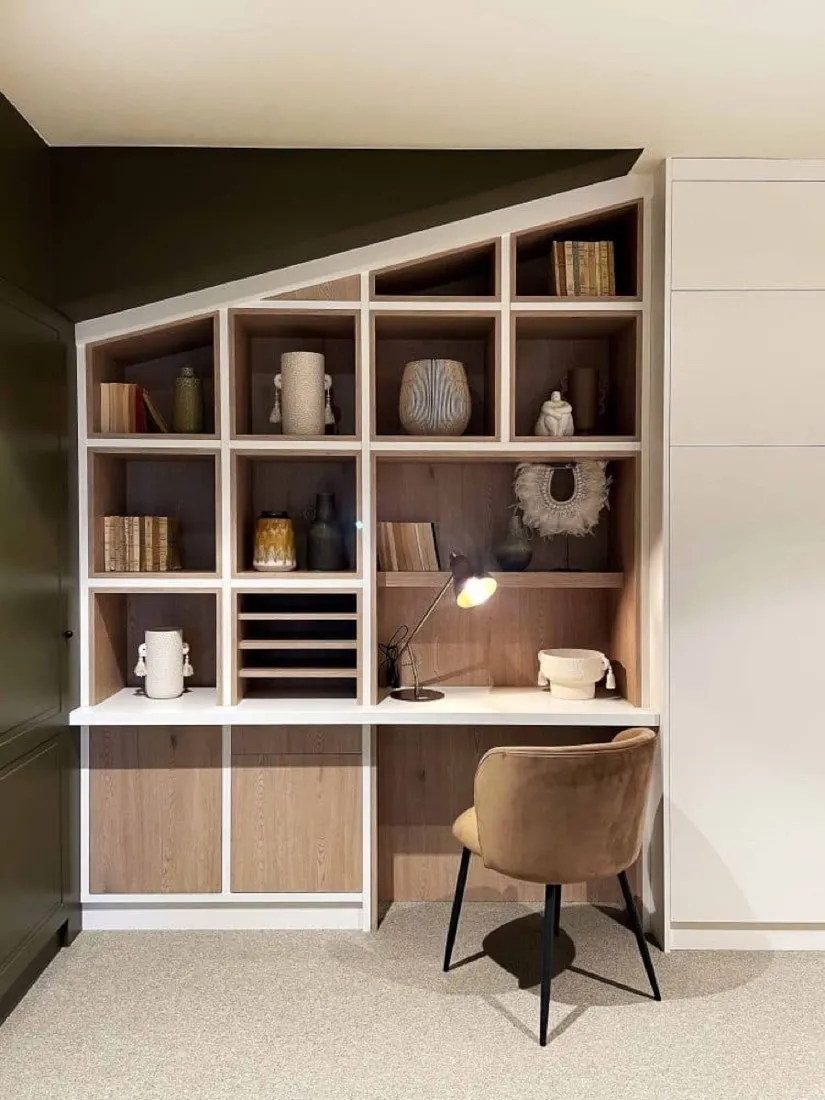 Domelia — Desk and eaves