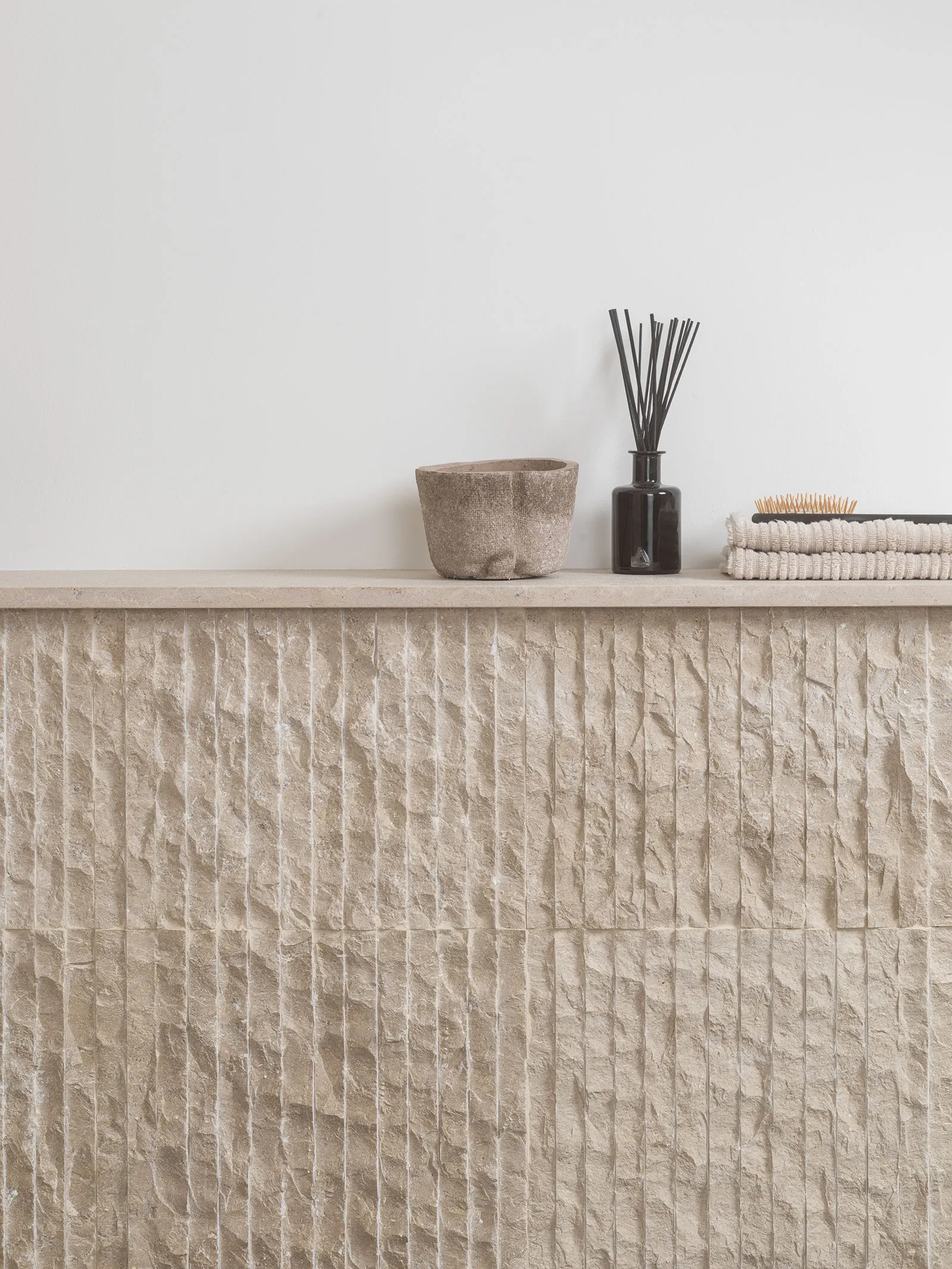 L’Antic Colonial — Pierre naturelle, bois et mosaïque, dans le catalogue du groupe.