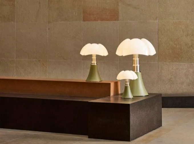 Martinelli Luce — Luminaires d’auteur, dont la Pipistrello de Gae Aulenti. Le geste fort d’un lobby.