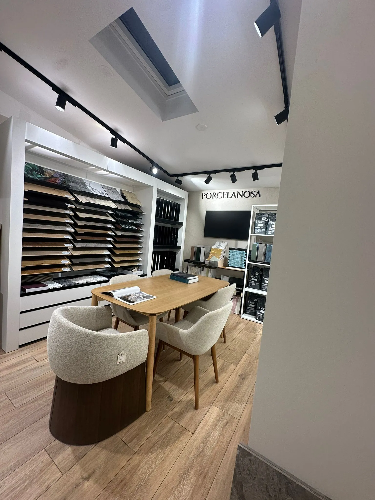 Project table at the St-Jean showroom, plans unfolded and floor samples